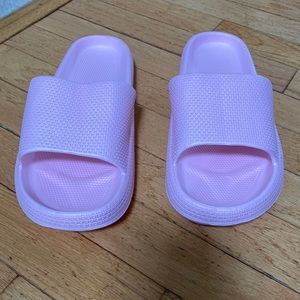 PRICE DROP!!
Fashion baby pink slide sandals!